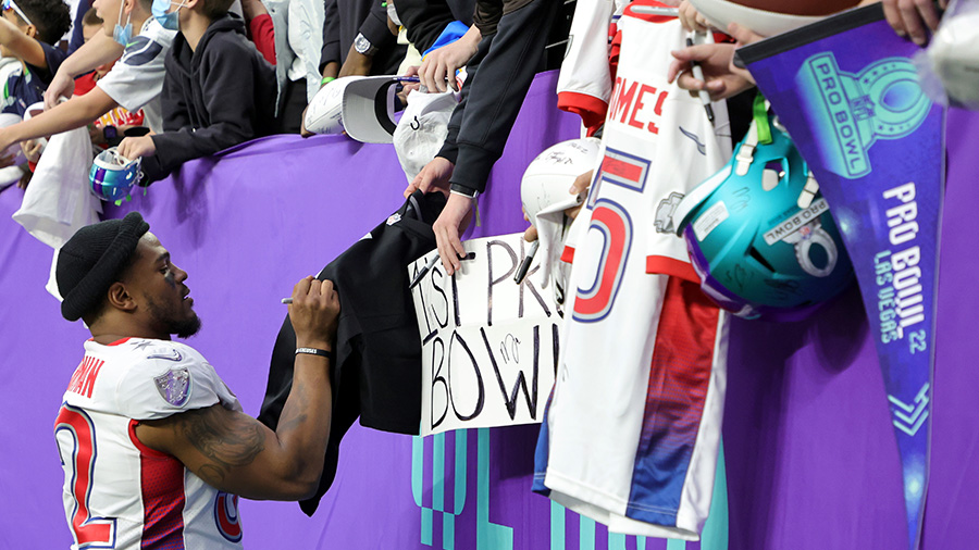 quarterback signs autographs at NFL Pro Bowl...